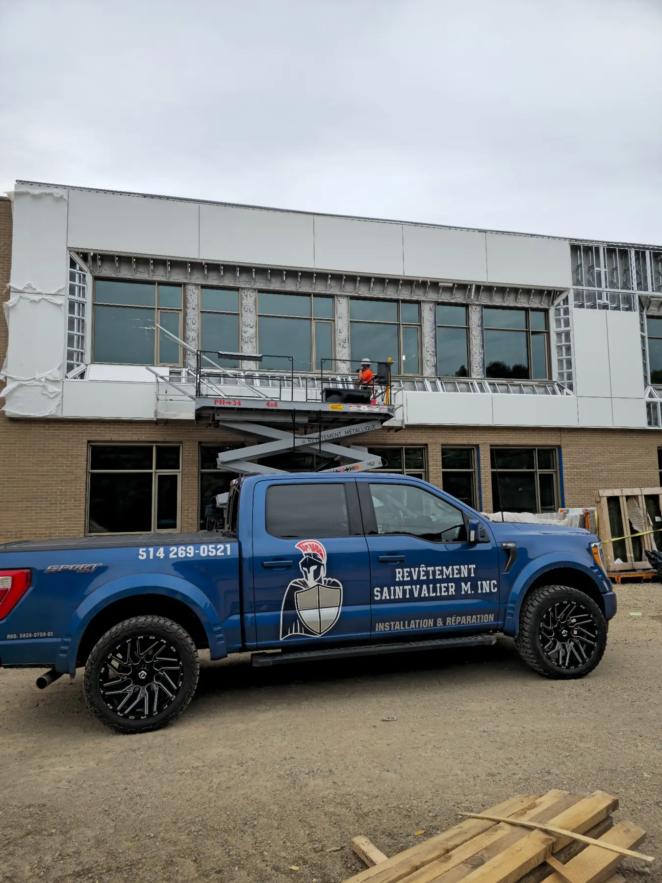 Équipe de Revêtement Saintvalier Montréal inc. sur le chantier Orée des Bois